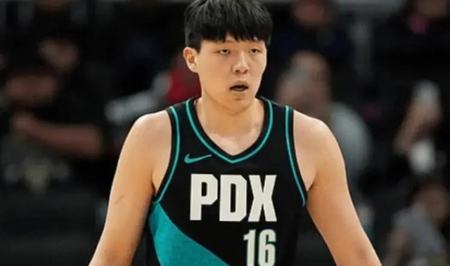 体育赛事直播-杨瀚森刚猛一节又垮！首节完美辅助，次节1分钟被轰8-0，太被动了