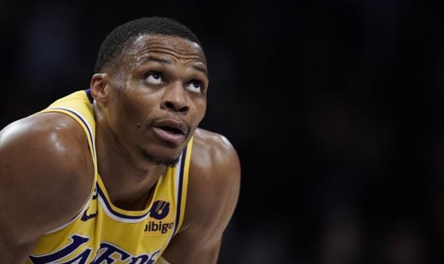 体育赛事直播-五大问题高悬湖人头顶：韦少何时走？詹眉能否健康？