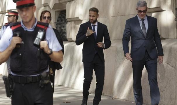 KOK体育官网-内马尔案开审 他把责任推给父亲 老佛爷出庭作证